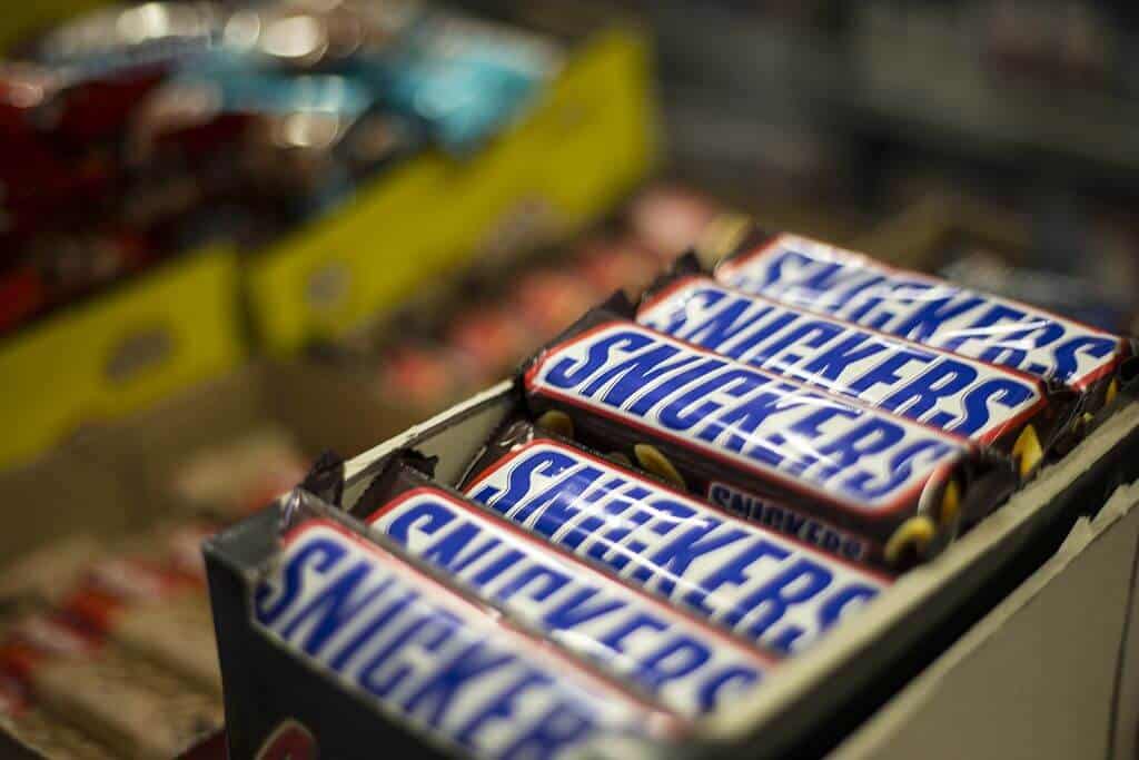 Batoniki Snickers na sklepowej półce