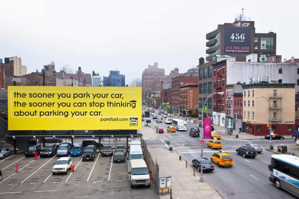 Duży żółty billboard w centrum miasta